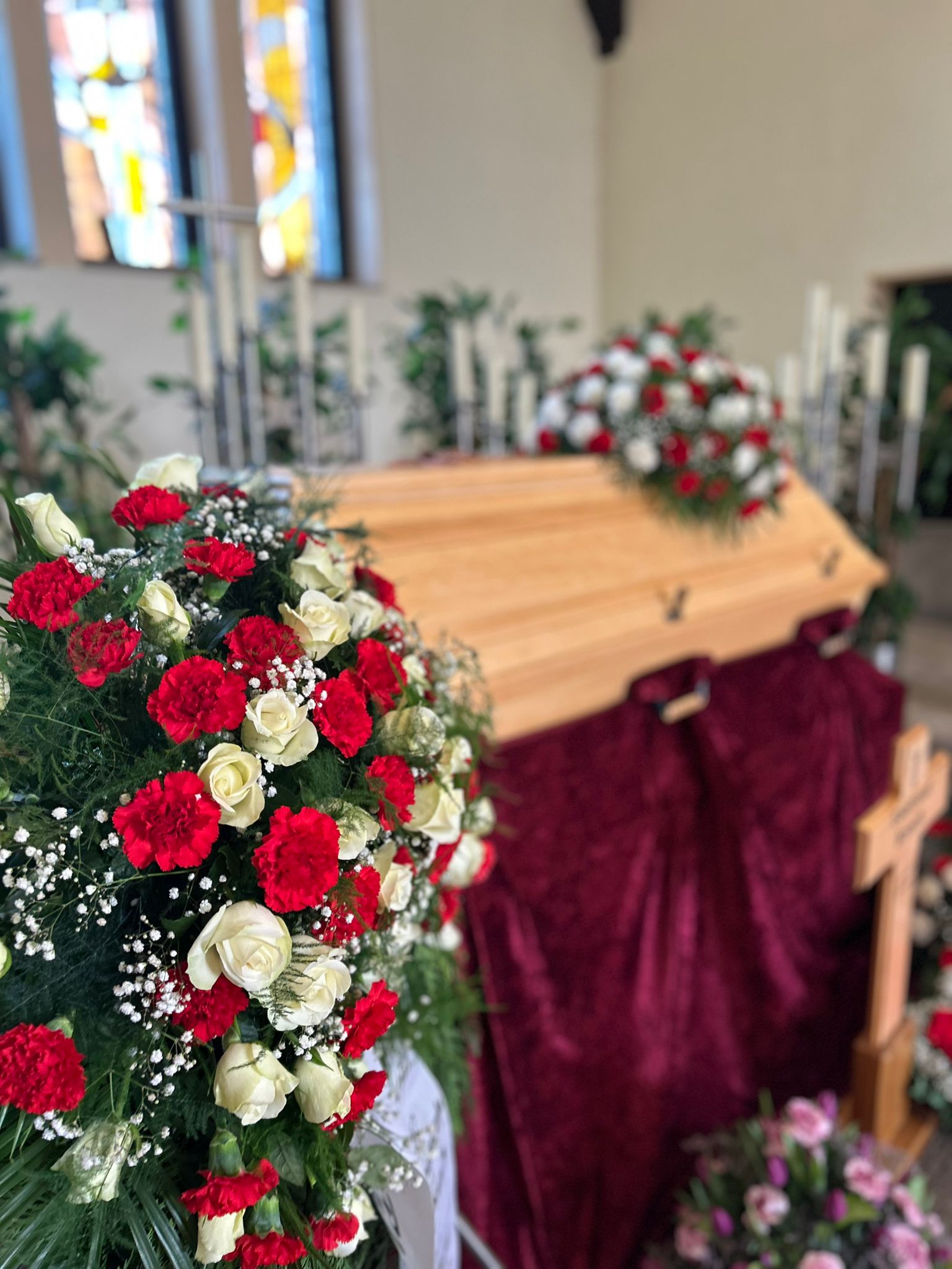 Sarg mit Blumenschmuck in der Kapelle